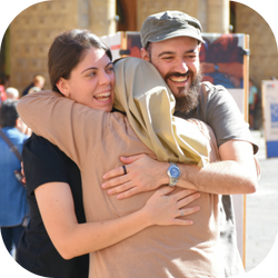 Un abbraccio durante il Festival Francescano